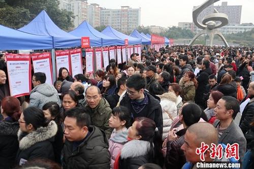 资料图:成都市青白江区举行“金青新大港区”人力资源协同产业发展大型专场招聘会。中新社</a>记者 张浪 摄 点击进入下一页
