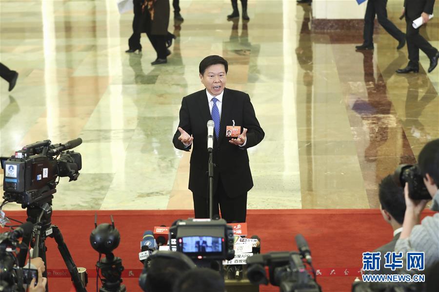 3月12日，十三届全国人大二次会议在北京人民大会堂举行第三次全体会议。这是国家税务总局局长王军在“部长通道”接受采访。 新华社记者殷刚摄