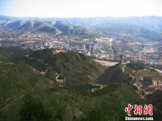 据甘肃省兰州市南北两山环境绿化工程指挥部透露,目前,兰州南北两山山体绿化面积已达60万亩。图为绿化后山体。(资料图) 陈江波 摄 据甘肃省兰州市南北两山环境绿化工程指挥部透露,目前,兰州南北两山山体绿化面积已达60万亩。图为绿化后山体。(资料图) 陈江波 摄