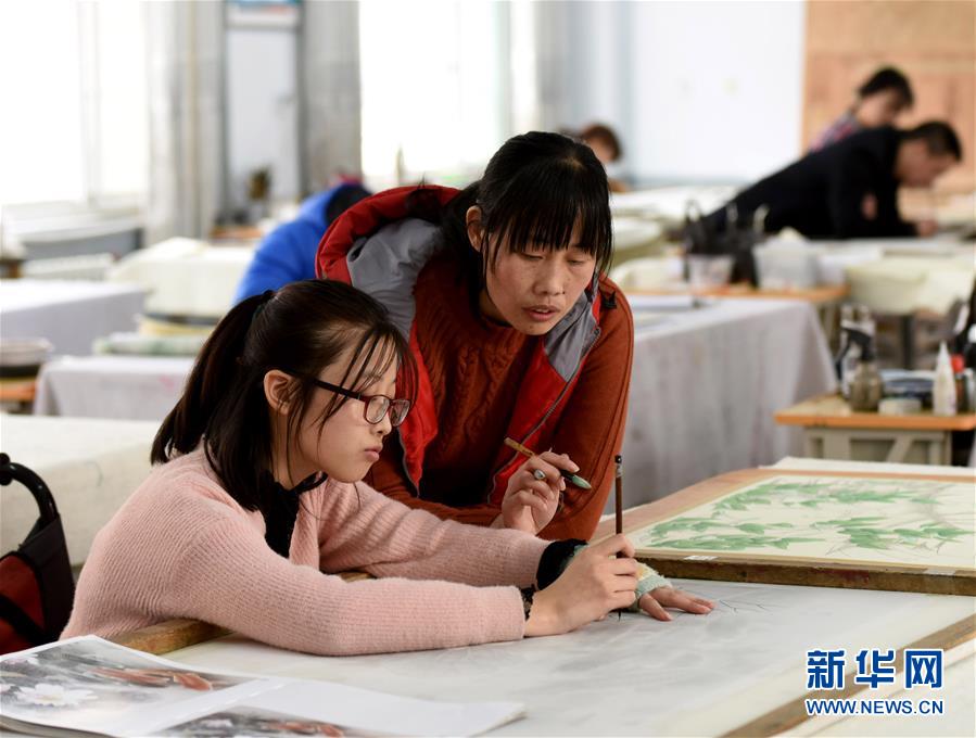 (图片故事)(1)“00后”轮椅女孩:描绘追梦路上的多彩人生
