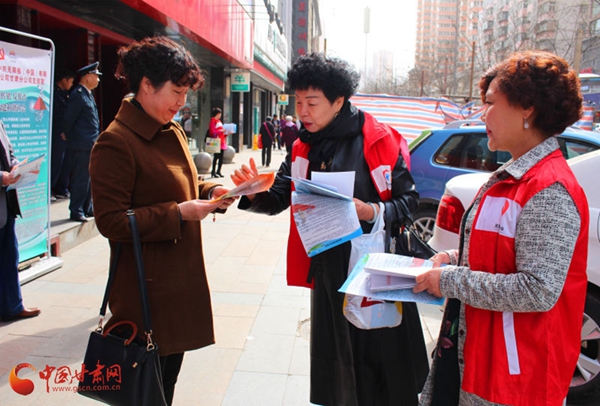 无限极（中国）甘肃分公司2018年3·15消费维权普法宣传活动在城关区火车站西路举办（组图）