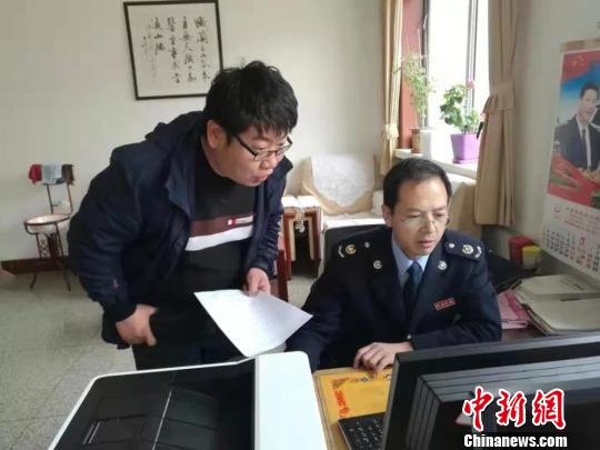 图为甘肃税务干部向企业工作人员讲解税收新政。甘肃省税务局供图 图为甘肃税务干部向企业工作人员讲解税收新政。甘肃省税务局供图