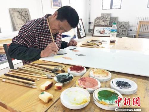瓷板画艺人烧制“印象派”莫高窟 挖掘陇瓷粗犷美