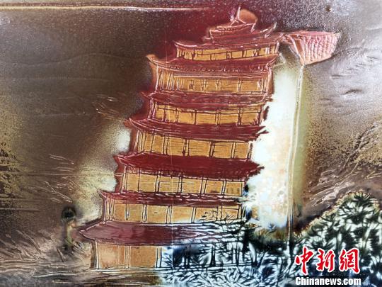 瓷板画艺人烧制“印象派”莫高窟 挖掘陇瓷粗犷美