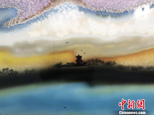 瓷板画艺人烧制“印象派”莫高窟 挖掘陇瓷粗犷美