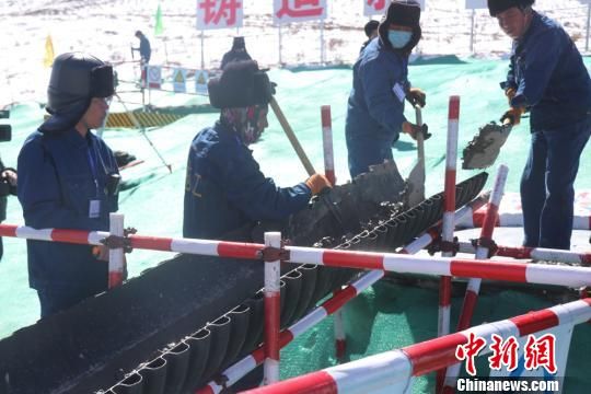 图为首基基础浇筑施工现场。 席娟娟 摄 图为首基基础浇筑施工现场。 席娟娟 摄