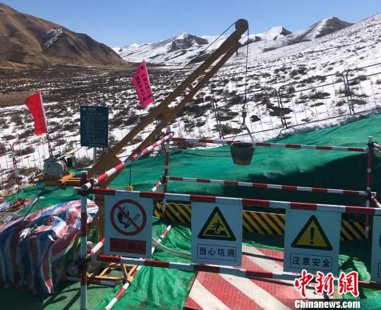 甘1标段由甘肃送变电工程有限公司负责承建,该段沿线地形以高山大岭为主。 席娟娟 摄 甘1标段由甘肃送变电工程有限公司负责承建,该段沿线地形以高山大岭为主。 席娟娟 摄