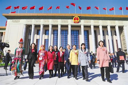 在甘全国人大代表意气风发地走出会场