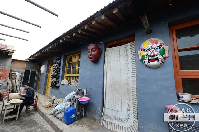 兰州春节文化庙会上军傩舞看过吧 面具都是他亲手打造的……