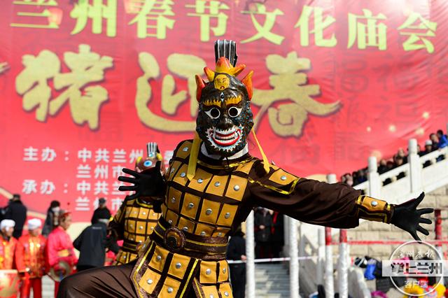 兰州春节文化庙会上军傩舞看过吧 面具都是他亲手打造的……