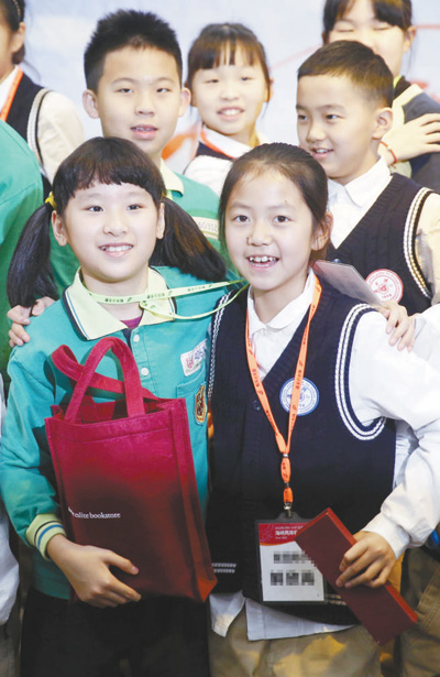 与小伙伴再次相见,两岸小学生欢乐拥抱合影.