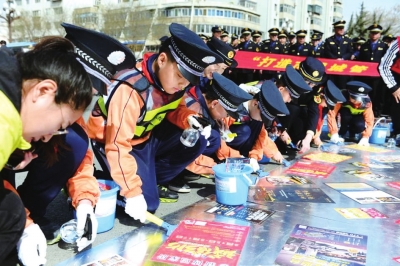 城市管理宣传日 兰州小学生体验城管工作