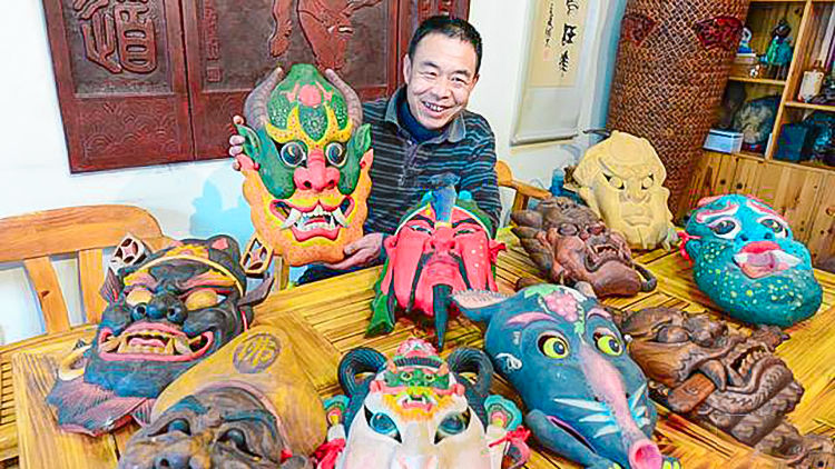 一把雕刀创作傩面具2000余张 雕刻王守护古老技艺