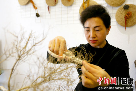 郑艺在修剪花道作品。 郑艺在修剪花道作品。