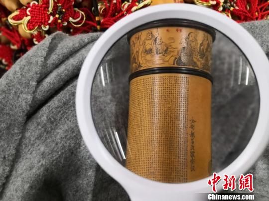 图为放大镜下字迹清晰。 杨娜 摄 图为放大镜下字迹清晰。 杨娜 摄