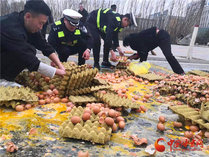 定西临洮 车祸现场这几位弯腰捡鸡蛋的交警真帅（组图）