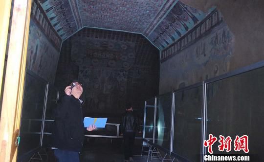 图为游客离开洞窟后巡查员查看洞窟。 南如卓玛 摄 图为游客离开洞窟后巡查员查看洞窟。 南如卓玛 摄