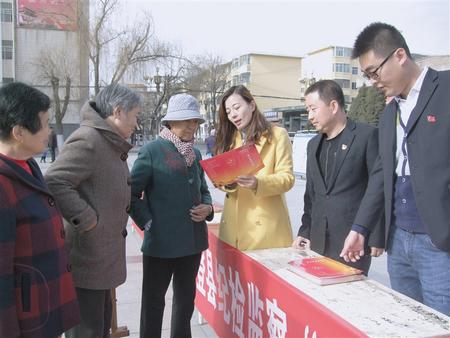 兰州市永登县纪检监察干部在县广场设点普及信访知识