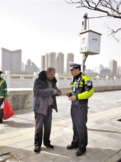 外地来兰老人迷路 执勤交警热心相助