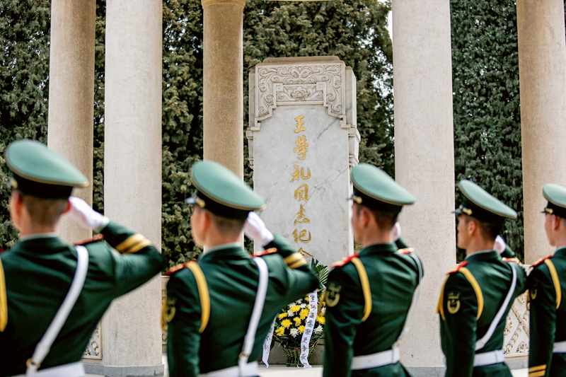 甘肃武警：清明祭英烈 缅怀寄哀思 