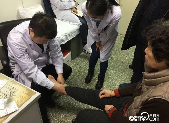 陈海波为患者检查