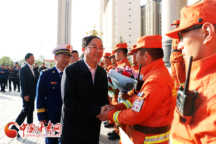 甘肃增援外省灭火指战员凯旋归来 李沛兴看望慰问全体指战员并讲话（图）