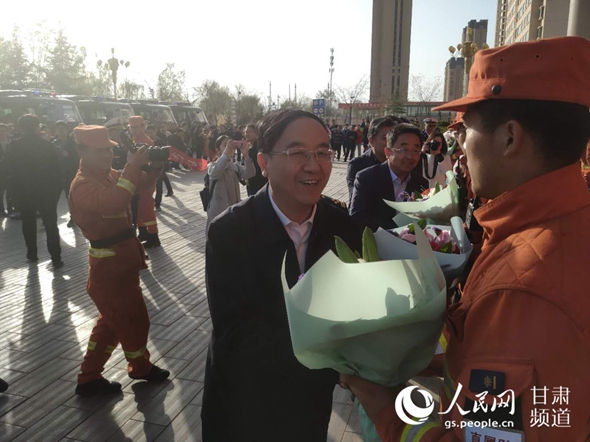 甘肃省副省长李沛兴在慰问指战员同志。（孙康洁 摄）