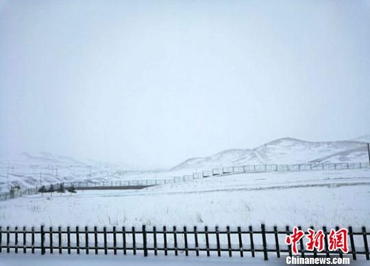4月12日晚,乌鞘岭出现强降雪天气过程过程。截至13日9时,降水量达9.4毫米,积雪深度达6厘米,最低温度-3.0℃,目前降雪仍在持续。乌鞘岭气象站供图 4月12日晚,乌鞘岭出现强降雪天气过程过程。截至13日9时,降水量达9.4毫米,积雪深度达6厘米,最低温度-3.0℃,目前降雪仍在持续。乌鞘岭气象站供图
