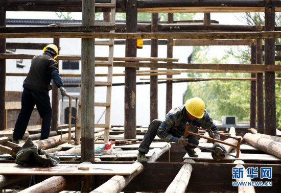 #(社会)(3)能工巧匠“复活”明清徽派老建筑