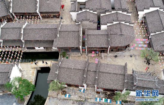 #(社会)(5)能工巧匠“复活”明清徽派老建筑
