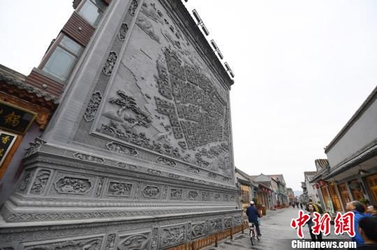 图为临夏八坊十三巷古街区的临夏砖雕艺术展现。(资料图) 杨艳敏 摄