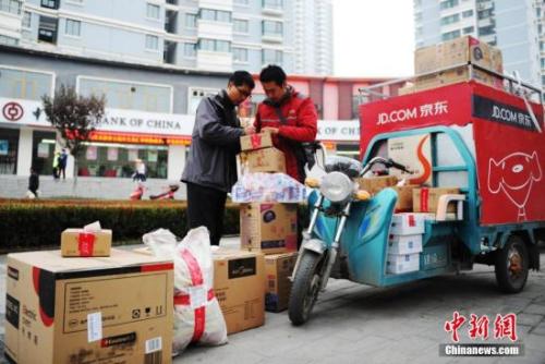 资料图:京东快递员在工作。杨艳敏 摄 资料图:京东快递员在工作。杨艳敏 摄