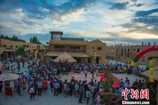 图为月牙泉小镇举行民俗文化展演活动。(资料图) 王斌银 摄 图为月牙泉小镇举行民俗文化展演活动。(资料图) 王斌银 摄