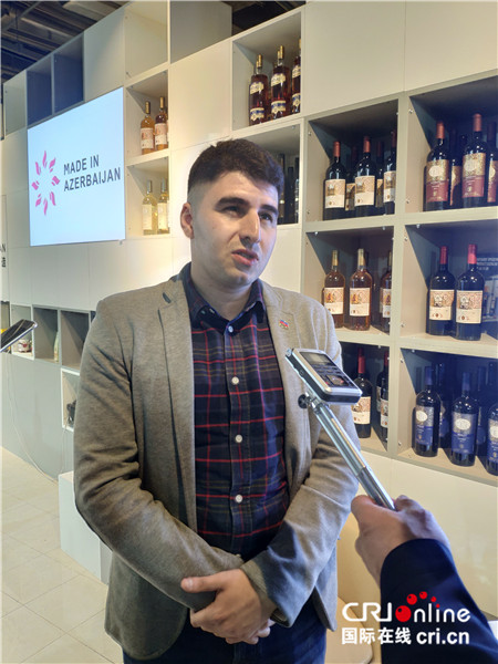 图片默认标题_fororder_阿塞拜疆东方之星酒庄代表西姆接受记者采访（摄影：唐薇）