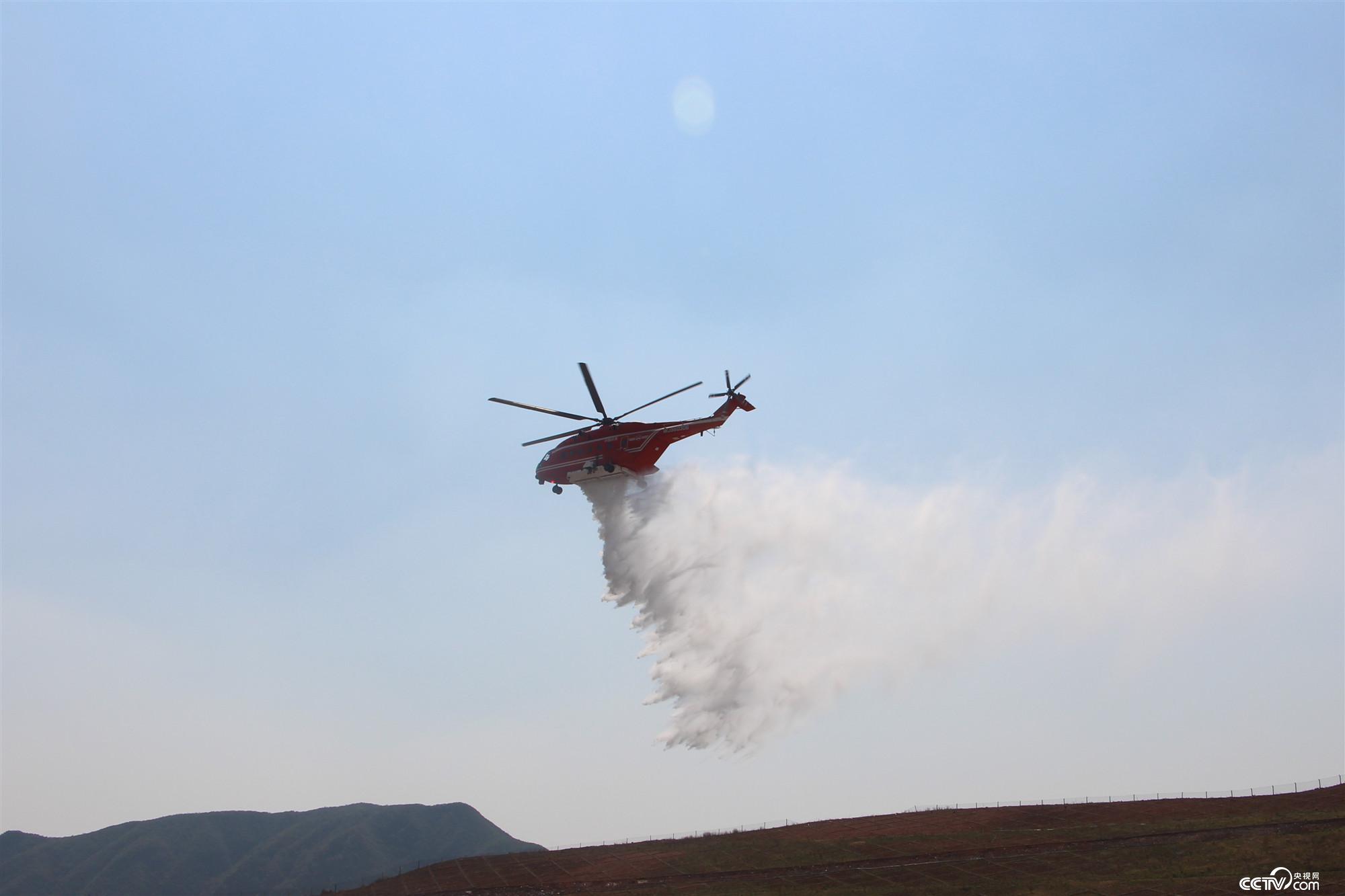 应急管理部森林消防局直升机支队飞行二大队开展灭火训练。（徐辉 摄）