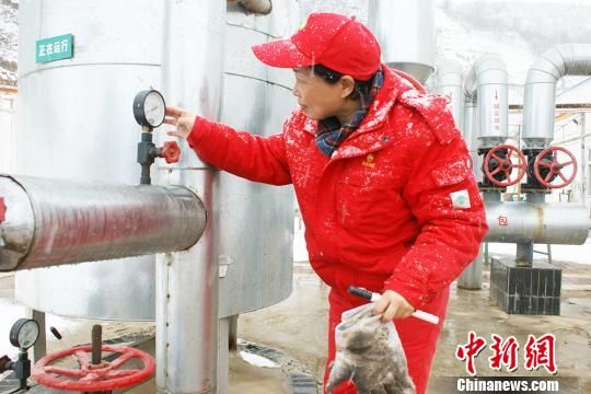 1989年9月, 芮军红接过父亲芮执甲的“接力棒”。 张鹏飞 摄 1989年9月, 芮军红接过父亲芮执甲的“接力棒”。 张鹏飞 摄