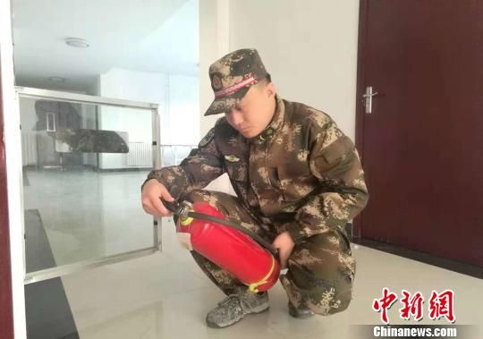 救援抢险中蔺鼎读永远是冲在前的那一个。 张鹏飞 摄 救援抢险中蔺鼎读永远是冲在前的那一个。 张鹏飞 摄