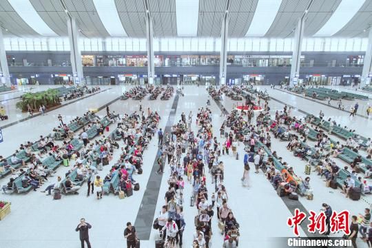 5月5日,中国铁路兰州局集团有限公司披露,自4月30日至5月4日期间,兰州局集团公司共发送旅客133.4万人,日均发送旅客26.7万人,同比增加25.9万人,增幅24.1%。图为兰州西站候车大厅。 宋佳龙 摄 5月5日,中国铁路兰州局集团有限公司披露,自4月30日至5月4日期间,兰州局集团公司共发送旅客133.4万人,日均发送旅客26.7万人,同比增加25.9万人,增幅24.1%。图为兰州西站候车大厅。 宋佳龙 摄