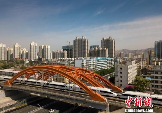 中国铁路兰州局集团有限公司通过采取加开临客、重联编组、加挂车厢等形式,确保旅客安全、便捷、温馨出行。 宋佳龙 摄 中国铁路兰州局集团有限公司通过采取加开临客、重联编组、加挂车厢等形式,确保旅客安全、便捷、温馨出行。 宋佳龙 摄