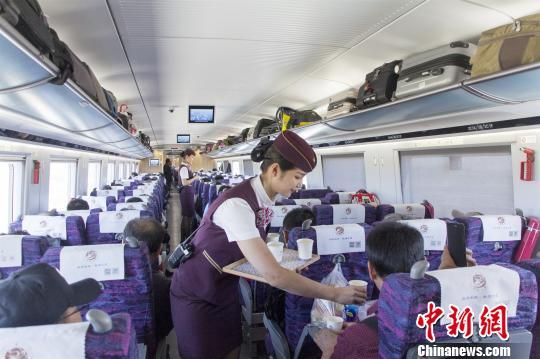 图为列车工作人员为旅客提供服务。 宋佳龙 摄 图为列车工作人员为旅客提供服务。 宋佳龙 摄