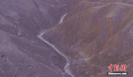 金钱豹是典型的森林动物,主要生活在有森林的山地和丘陵地带,金钱豹在兰州地区发现尚属首次,此次捕捉到金钱豹的活动影像的地区属于黄土高原低山丘陵地带,是典型的黄土高原半干旱区。航拍兰州大学榆中山地生态系统野外科学观测研究站(榆中县贡井林场)局部区域。张立勋 摄 金钱豹是典型的森林动物,主要生活在有森林的山地和丘陵地带,金钱豹在兰州地区发现尚属首次,此次捕捉到金钱豹的活动影像的地区属于黄土高原低山丘陵地带,是典型的黄土高原半干旱区。航拍兰州大学榆中山地生态系统野外科学观测研究站(榆中县贡井林场)局部区域。张立勋 摄