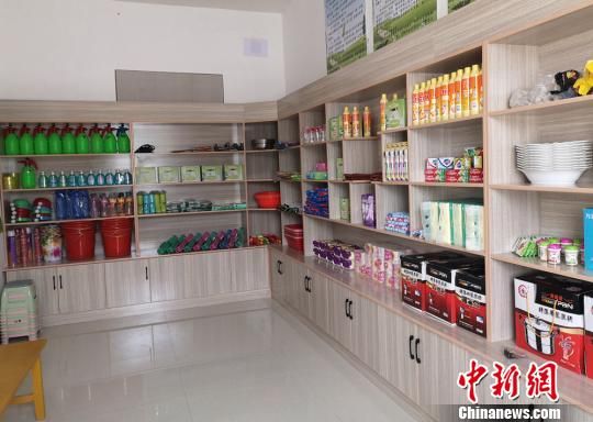 在“美丽乡村”积分超市里,各种日常生活用品摆放整整齐齐,全部商品根据价值标注积分。 魏金龙 摄 在“美丽乡村”积分超市里,各种日常生活用品摆放整整齐齐,全部商品根据价值标注积分。 魏金龙 摄