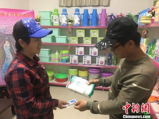 村民用积分卡兑换所需物品。 魏金龙 摄 村民用积分卡兑换所需物品。 魏金龙 摄