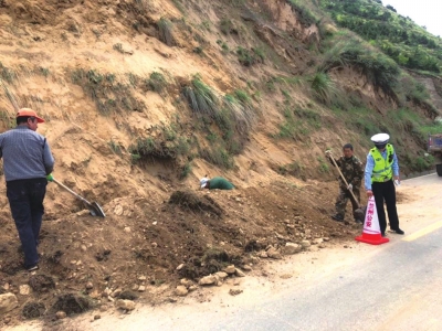 降雨致兰州伏直公路山体滑坡24小时将解除交通管制（图）