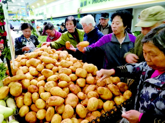 白银：新鲜土豆上市价格“平易近人”