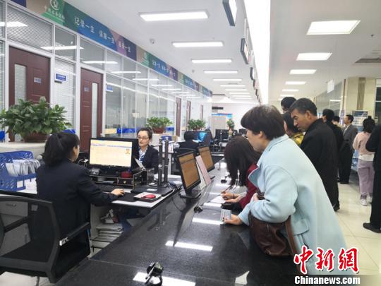 图为民众在窗口办理业务。 杨娜 摄 图为民众在窗口办理业务。 杨娜 摄
