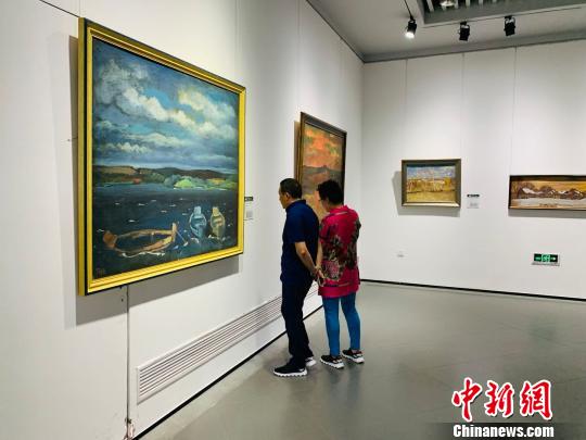 百余幅前苏联时期画家作品亮相引八方游客驻足