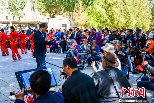 图为敦煌市沙州乐园民族歌舞团在莫高窟前表演敦煌民间戏曲。 王斌银 摄 图为敦煌市沙州乐园民族歌舞团在莫高窟前表演敦煌民间戏曲。 王斌银 摄
