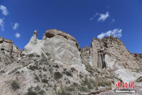 白沙沟地质地貌形成于白垩纪早期,在很大程度上新构造运动和古气候古环境的变迁都在砂岩沉积层中有所记录。 杨艳敏 摄 白沙沟地质地貌形成于白垩纪早期,在很大程度上新构造运动和古气候古环境的变迁都在砂岩沉积层中有所记录。 杨艳敏 摄