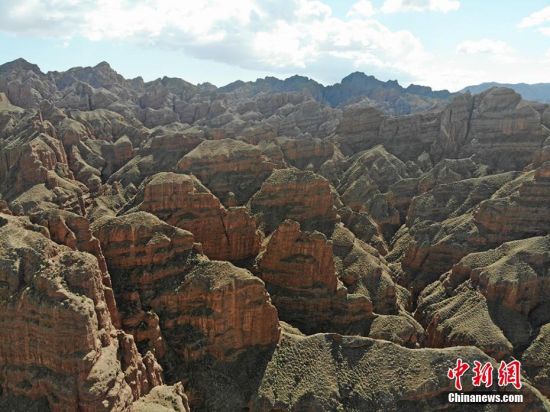 该峡谷全长2.5公里,由一道主沟和六道侧沟组成,主沟宽阔,侧沟窄小,两边悬崖高矗,飞檐峭壁,沟谷蜿蜒盘曲,远处峰林奇特,色彩摄人心魄。杨艳敏 摄 该峡谷全长2.5公里,由一道主沟和六道侧沟组成,主沟宽阔,侧沟窄小,两边悬崖高矗,飞檐峭壁,沟谷蜿蜒盘曲,远处峰林奇特,色彩摄人心魄。杨艳敏 摄